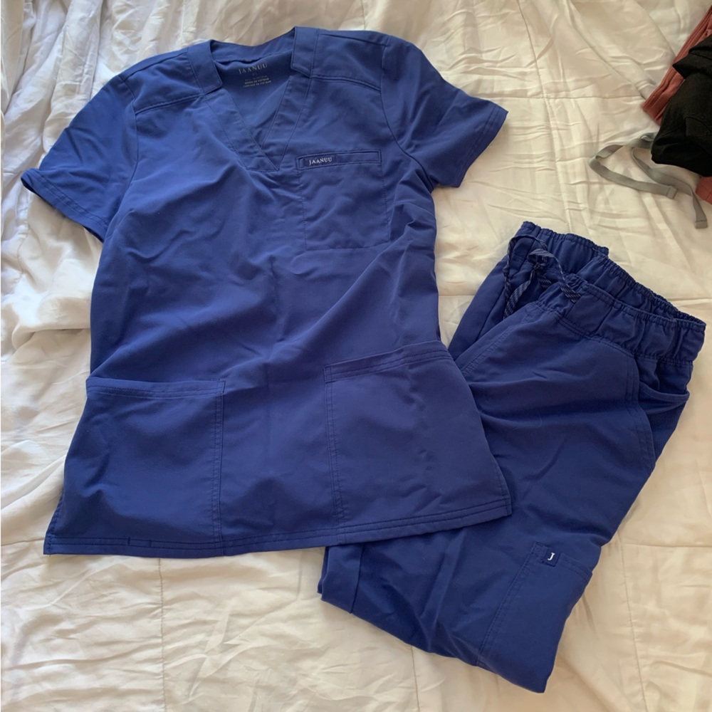 Jaanuu scrub set